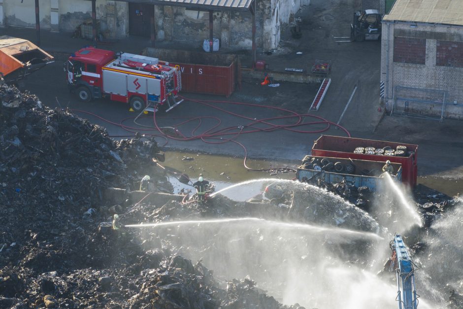 Užgesintas didelis gaisras Vilniaus automobilių sąvartyne