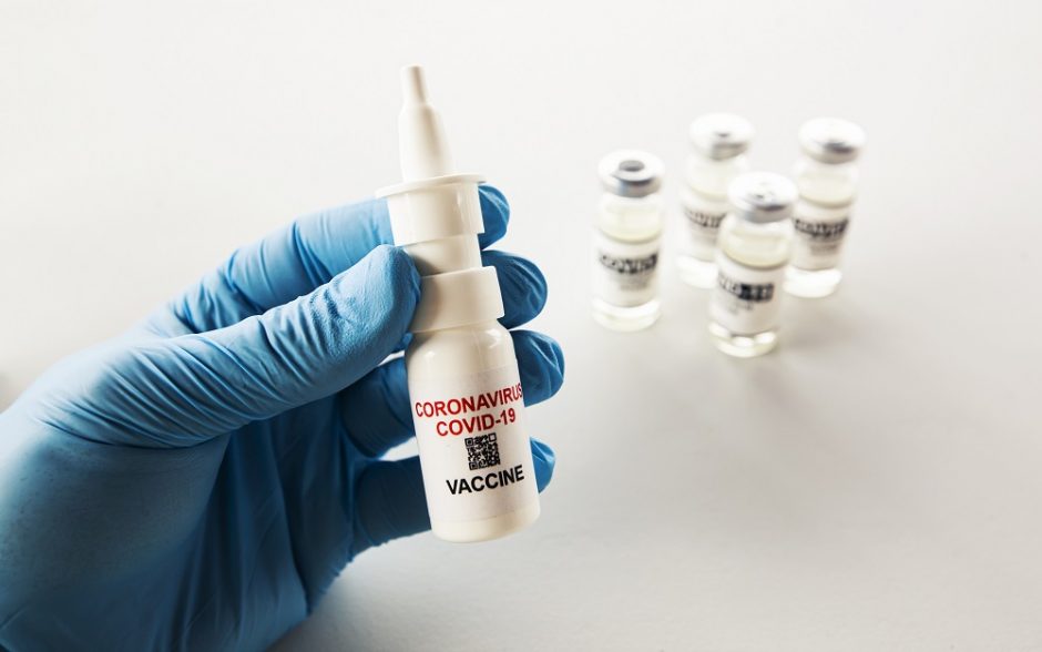 Kovai su pandemija – nauja priemonė: suvaldyti padės į nosį purškiamos vakcinos?