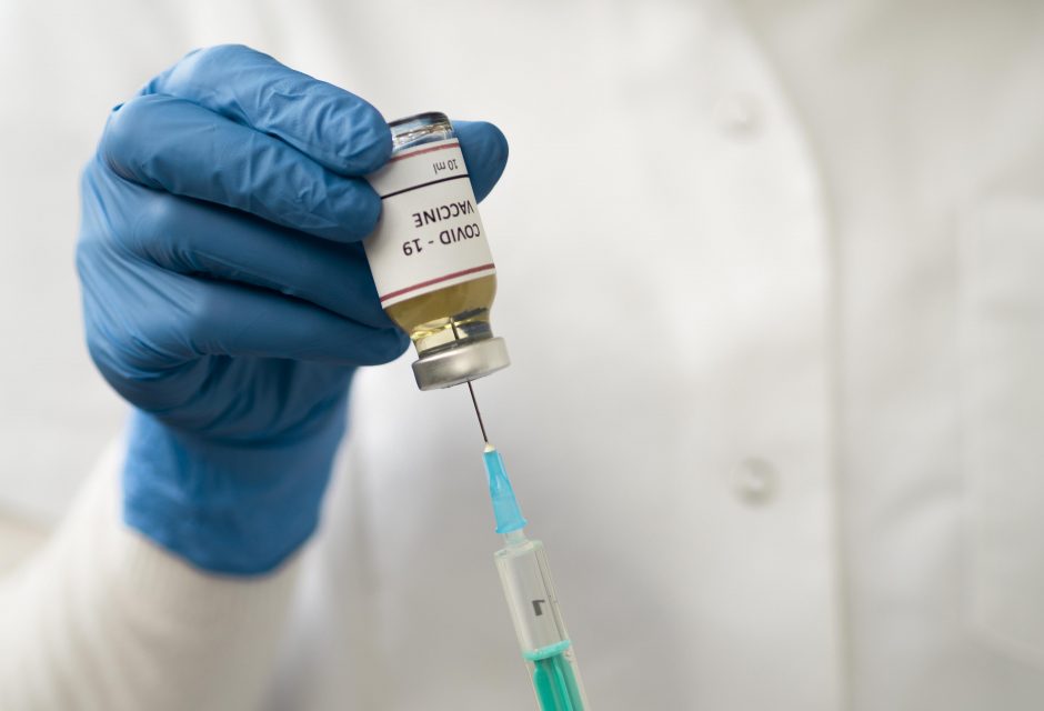 Vakcina nuo koronaviruso galėtų kainuoti nuo 5 iki 15 eurų