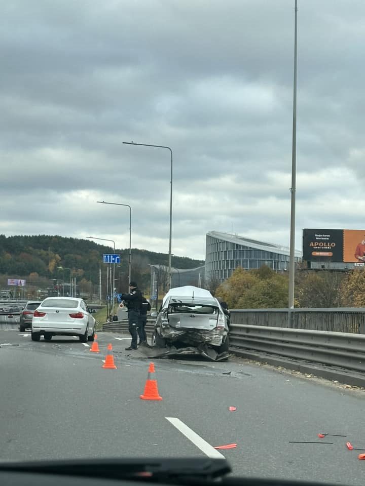 Ant tilto sostinėje pavojingai manevravęs automobilis sukėlė avariją: nusidriekė spūstys