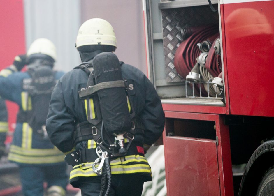 Ugniagesiai sukelti ant kojų: Šiaulių rajone dega namas, viduje gali būti žmogus