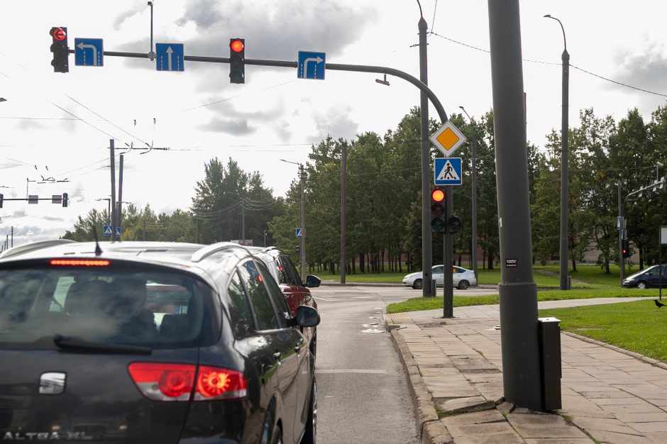 Vairuotojai skundžiasi dėl sankryžos: eismas nejuda taip efektyviai, kaip galėtų