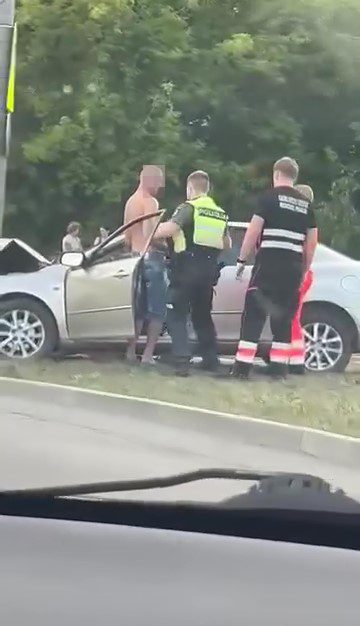 Avarija Kaune: girtas „Mazda“ vairuotojas kelionę baigė smūgiu į stulpą