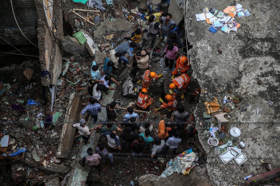 Indijoje iš pastato griuvėsių išgelbėti dar penki išgyvenusieji