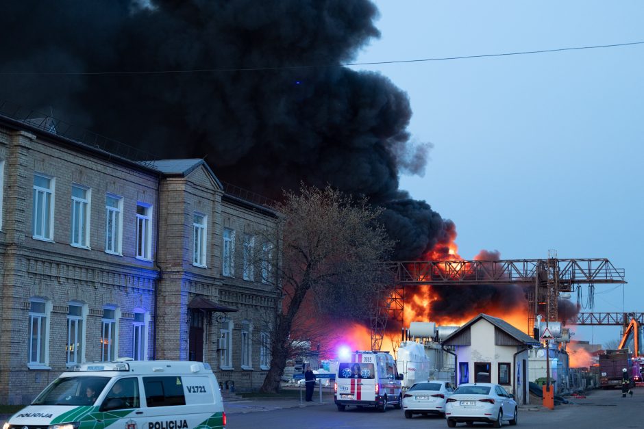 Vilniuje – didžiuliai juodų dūmų debesys: dega automobilių sąvartynas