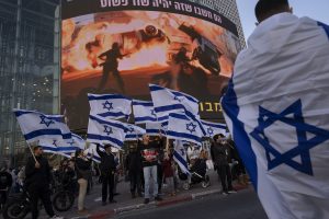 J. Bidenas „tvirtai ir ryžtingai“ palaiko Izraelį po virtinės atakų