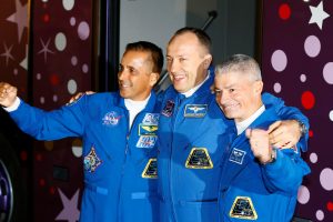 Du amerikiečiai ir vienas rusas pasirengę iš Kazachstano stepės kilti į kosmosą