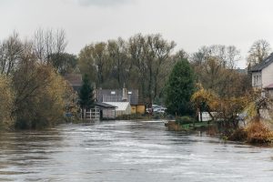 Potvyniui Kretingoje atslūgus, tarnybos atlieka tyrimus dėl į Tenžės upelį išleistų nevalytų nuotekų