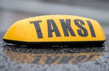 Seimas nuo 2025 metų sugriežtino taksi ir pavežėjų veiklą