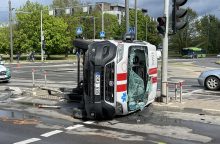 Stipri avarija Pramonės prospekte: medikų automobilis – ant šono ir išdužusiais stiklais
